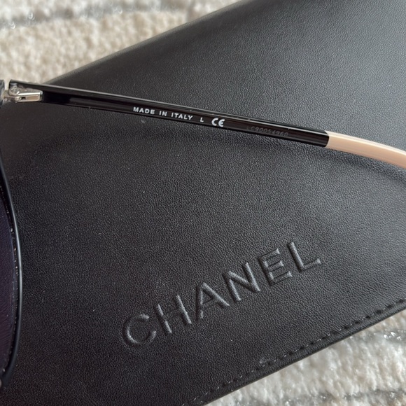 EUC Chanel 52MM Sunglasses comes in a case - Picture 5 of 7